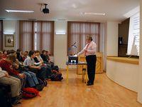 Zdeněk Kluiber přednáší na Gymnáziu Joachima Barranda v Berouně